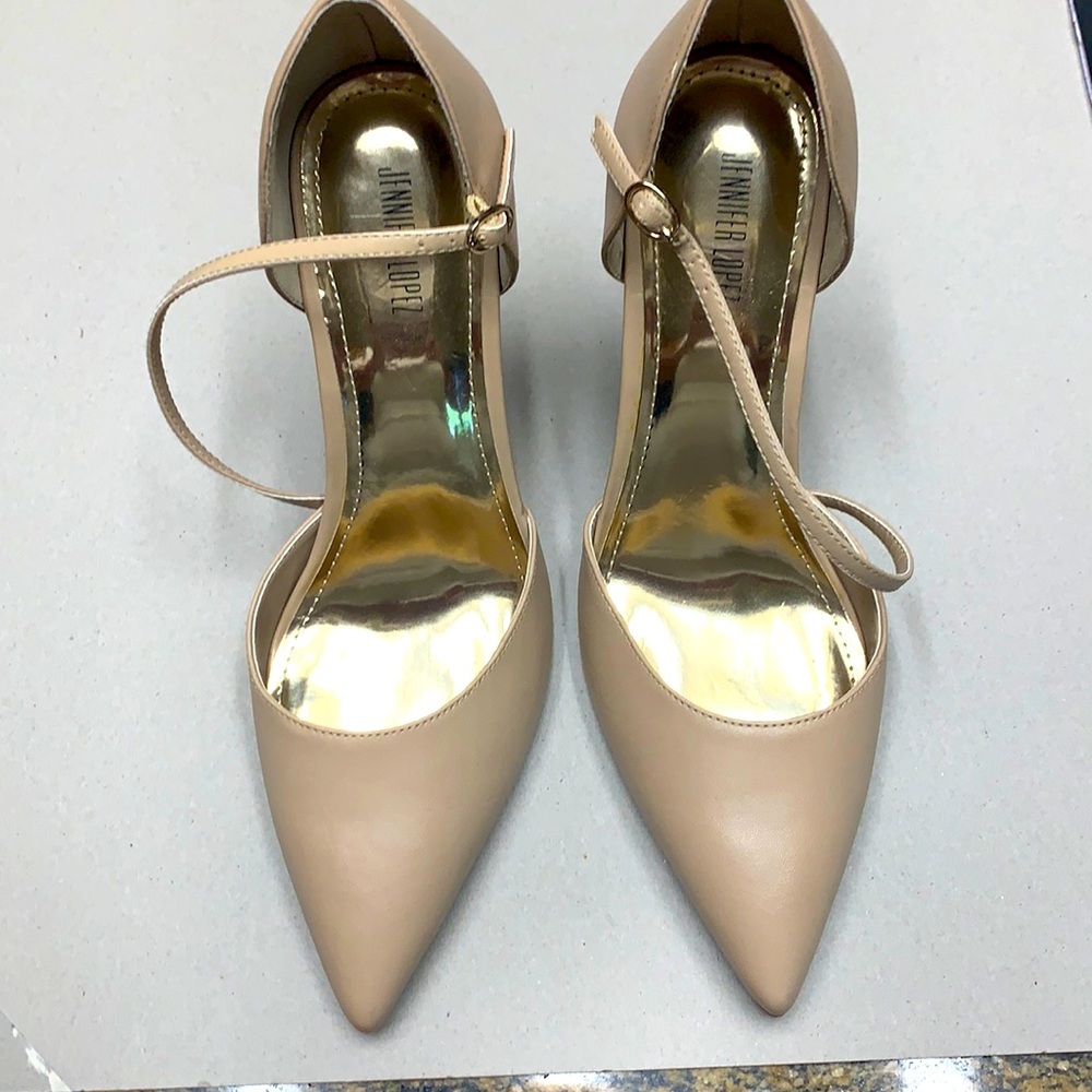 Jennifer Lopez Tan Pumps.  Size 9 Great Condition